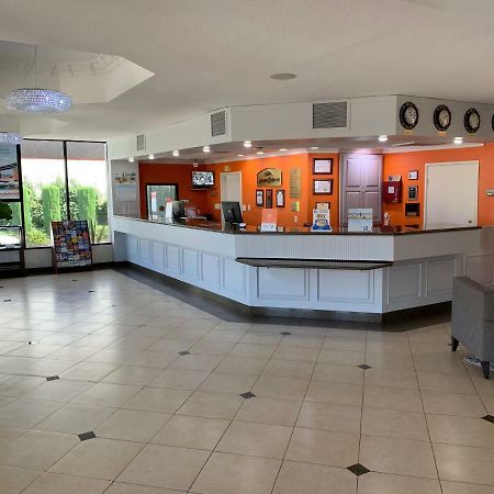 Howard Johnson By Wyndham Reseda Hotel & Suites Лос-Анджелес Экстерьер фото