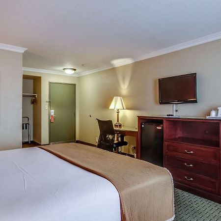 Howard Johnson By Wyndham Reseda Hotel & Suites Лос-Анджелес Экстерьер фото