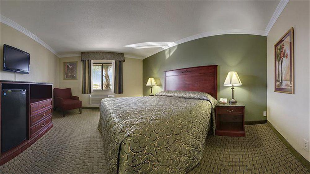Howard Johnson By Wyndham Reseda Hotel & Suites Лос-Анджелес Экстерьер фото