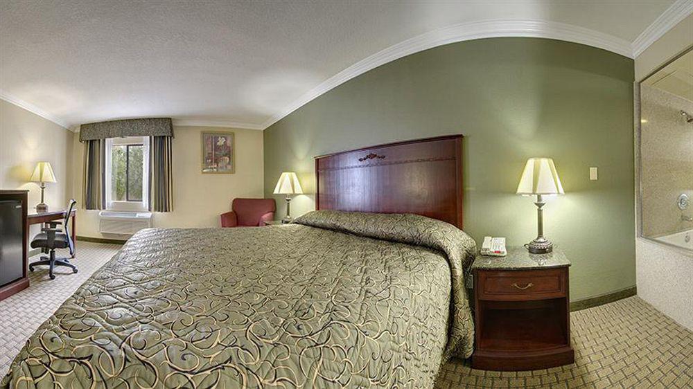 Howard Johnson By Wyndham Reseda Hotel & Suites Лос-Анджелес Экстерьер фото