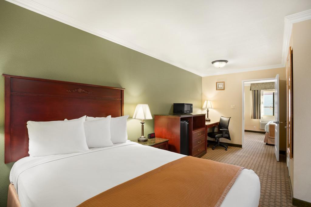 Howard Johnson By Wyndham Reseda Hotel & Suites Лос-Анджелес Экстерьер фото