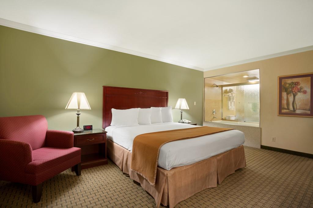 Howard Johnson By Wyndham Reseda Hotel & Suites Лос-Анджелес Экстерьер фото