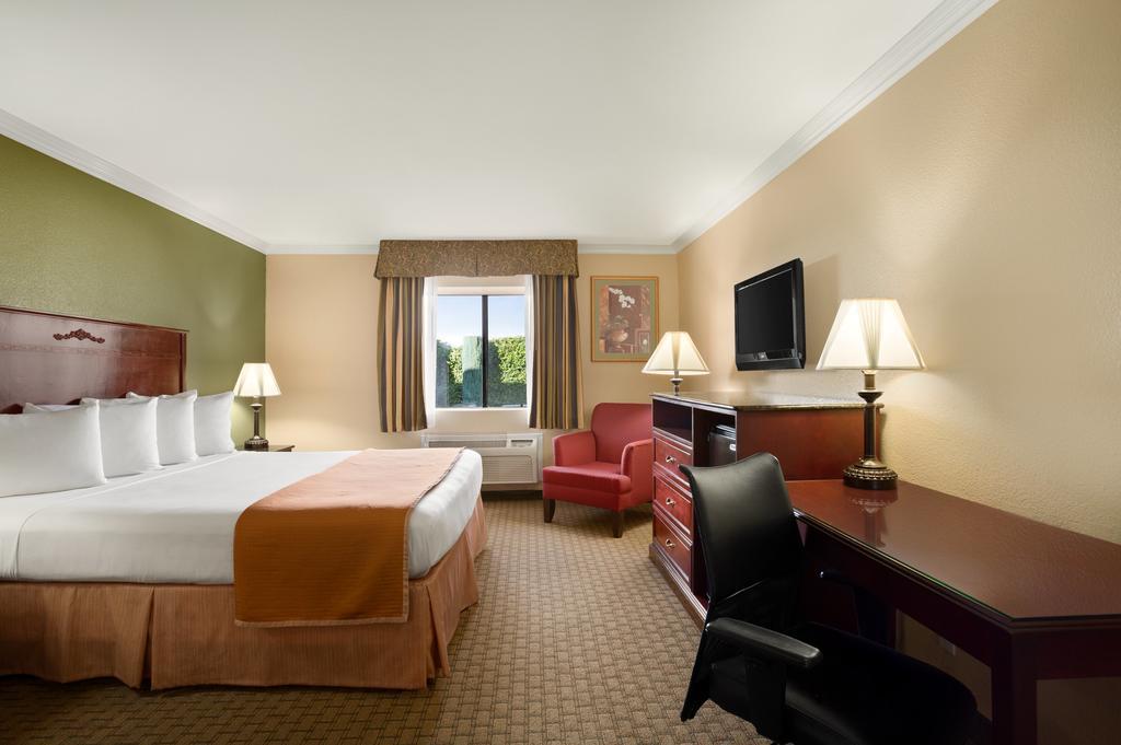 Howard Johnson By Wyndham Reseda Hotel & Suites Лос-Анджелес Экстерьер фото