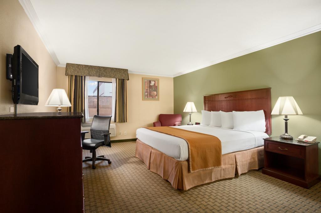 Howard Johnson By Wyndham Reseda Hotel & Suites Лос-Анджелес Номер фото