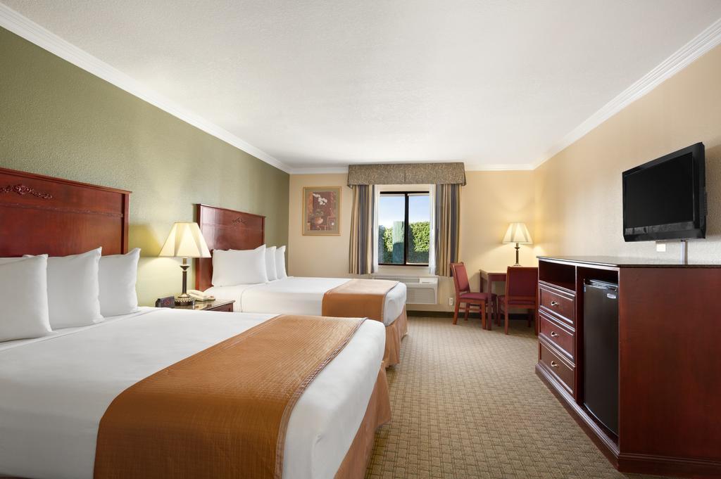 Howard Johnson By Wyndham Reseda Hotel & Suites Лос-Анджелес Номер фото