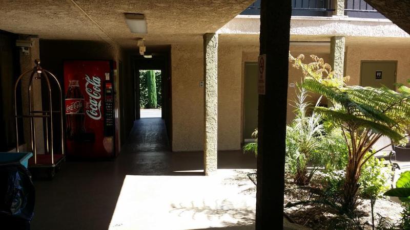 Howard Johnson By Wyndham Reseda Hotel & Suites Лос-Анджелес Экстерьер фото