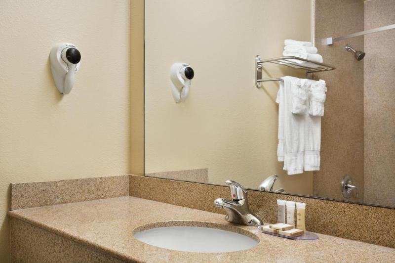 Howard Johnson By Wyndham Reseda Hotel & Suites Лос-Анджелес Экстерьер фото