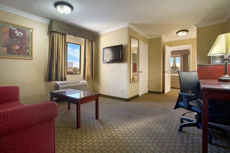 Howard Johnson By Wyndham Reseda Hotel & Suites Лос-Анджелес Экстерьер фото