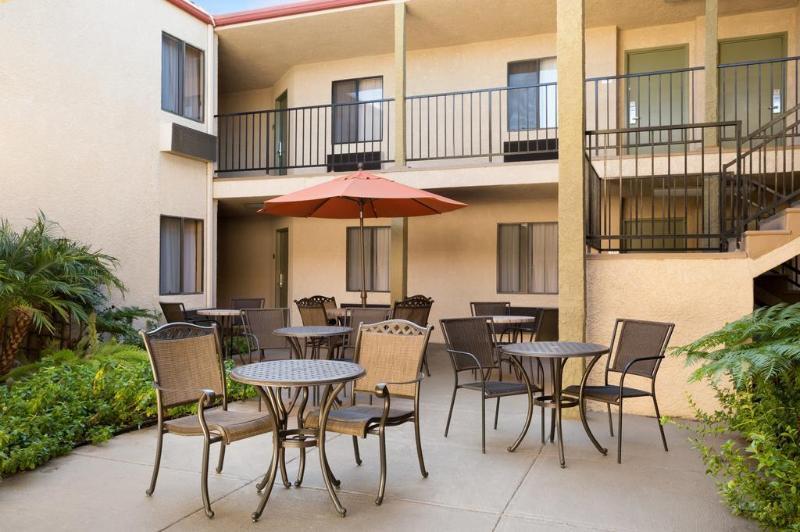 Howard Johnson By Wyndham Reseda Hotel & Suites Лос-Анджелес Экстерьер фото
