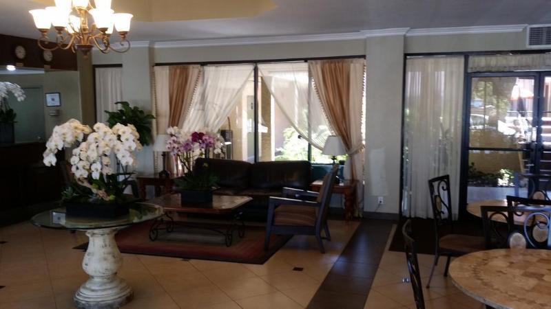 Howard Johnson By Wyndham Reseda Hotel & Suites Лос-Анджелес Экстерьер фото