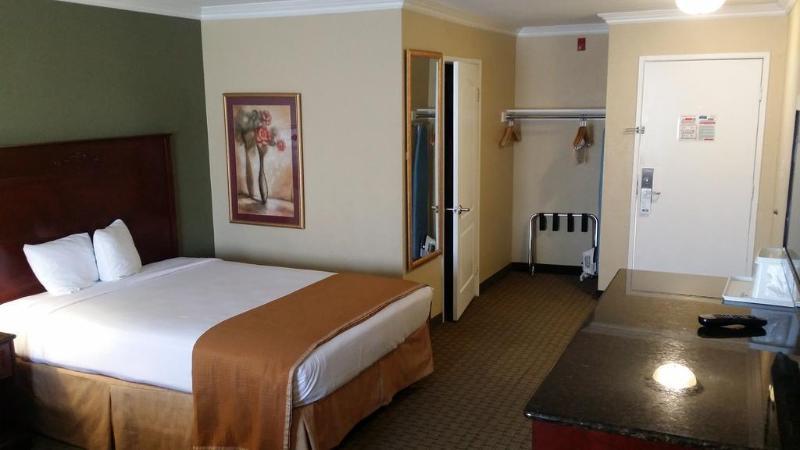 Howard Johnson By Wyndham Reseda Hotel & Suites Лос-Анджелес Экстерьер фото