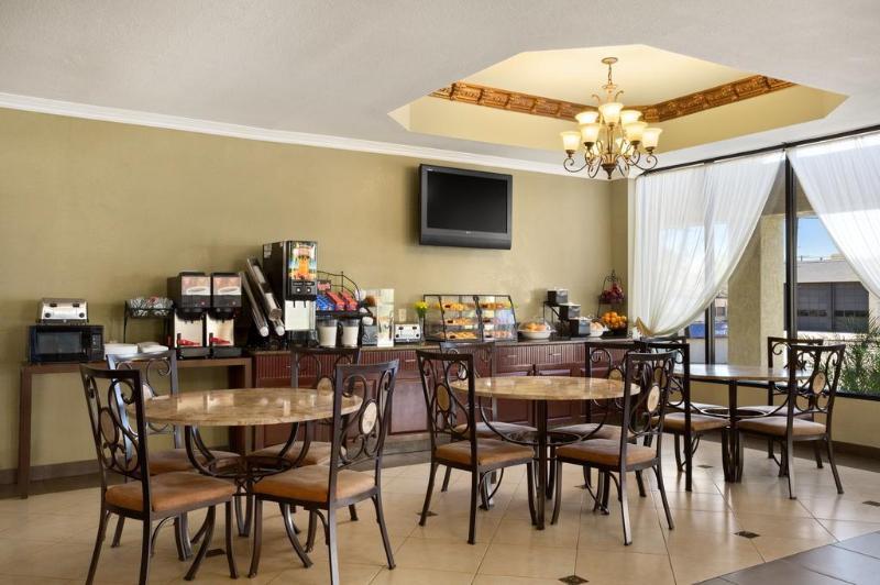 Howard Johnson By Wyndham Reseda Hotel & Suites Лос-Анджелес Экстерьер фото