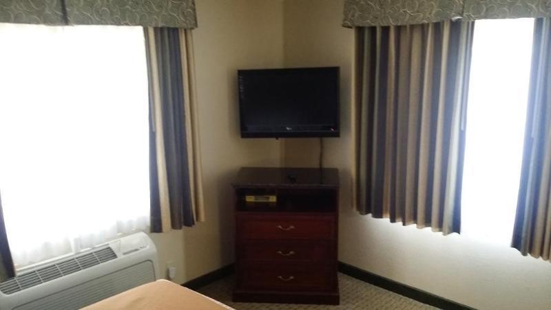 Howard Johnson By Wyndham Reseda Hotel & Suites Лос-Анджелес Экстерьер фото