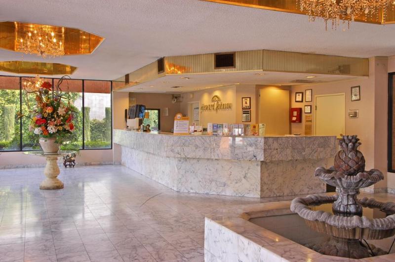 Howard Johnson By Wyndham Reseda Hotel & Suites Лос-Анджелес Экстерьер фото