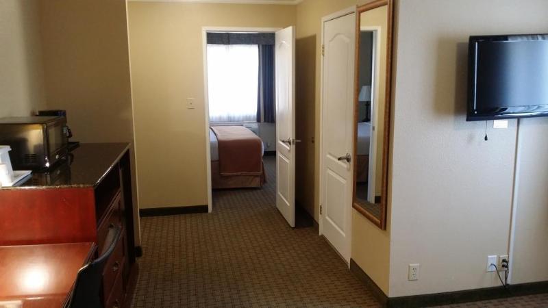 Howard Johnson By Wyndham Reseda Hotel & Suites Лос-Анджелес Экстерьер фото