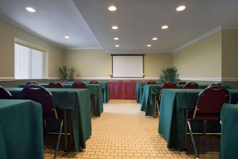 Howard Johnson By Wyndham Reseda Hotel & Suites Лос-Анджелес Экстерьер фото