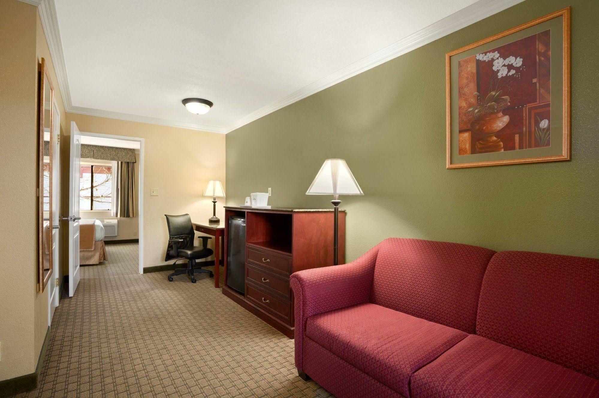 Howard Johnson By Wyndham Reseda Hotel & Suites Лос-Анджелес Экстерьер фото
