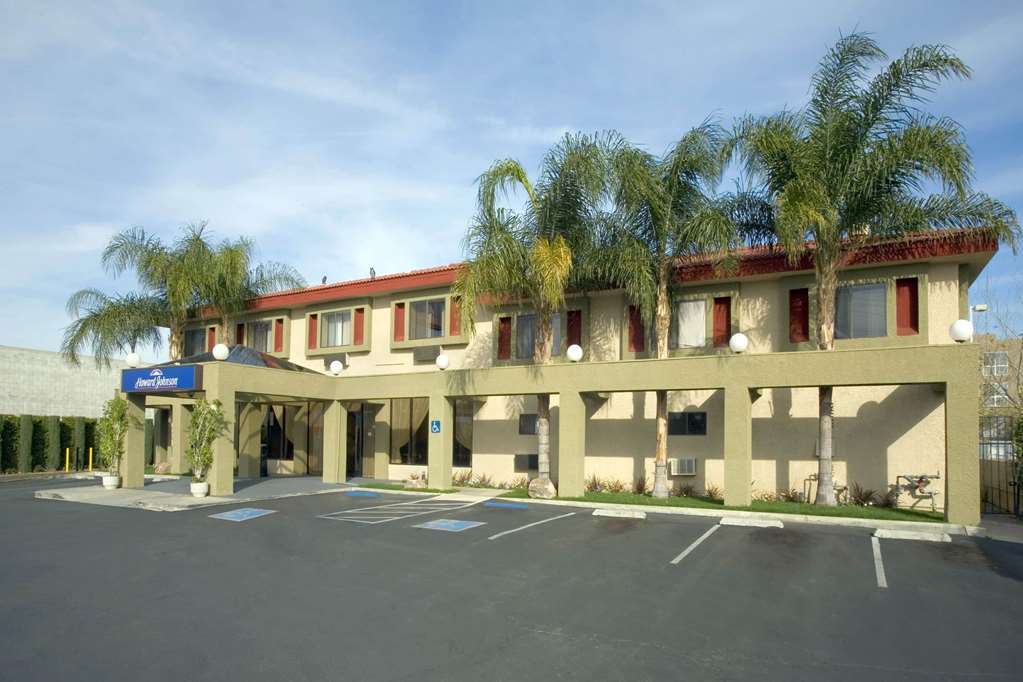 Howard Johnson By Wyndham Reseda Hotel & Suites Лос-Анджелес Экстерьер фото