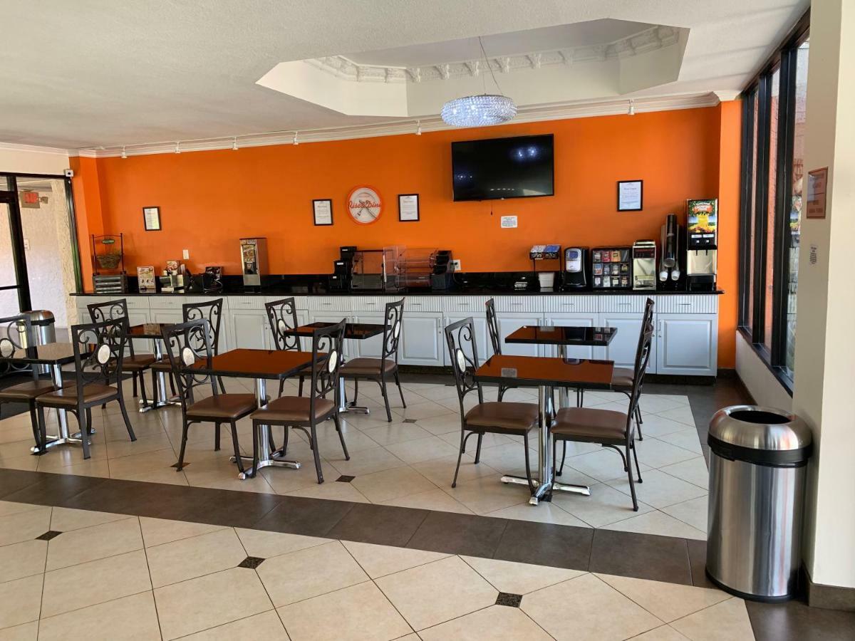 Howard Johnson By Wyndham Reseda Hotel & Suites Лос-Анджелес Экстерьер фото