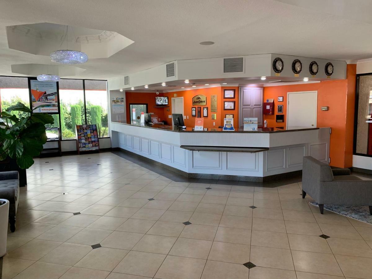Howard Johnson By Wyndham Reseda Hotel & Suites Лос-Анджелес Экстерьер фото