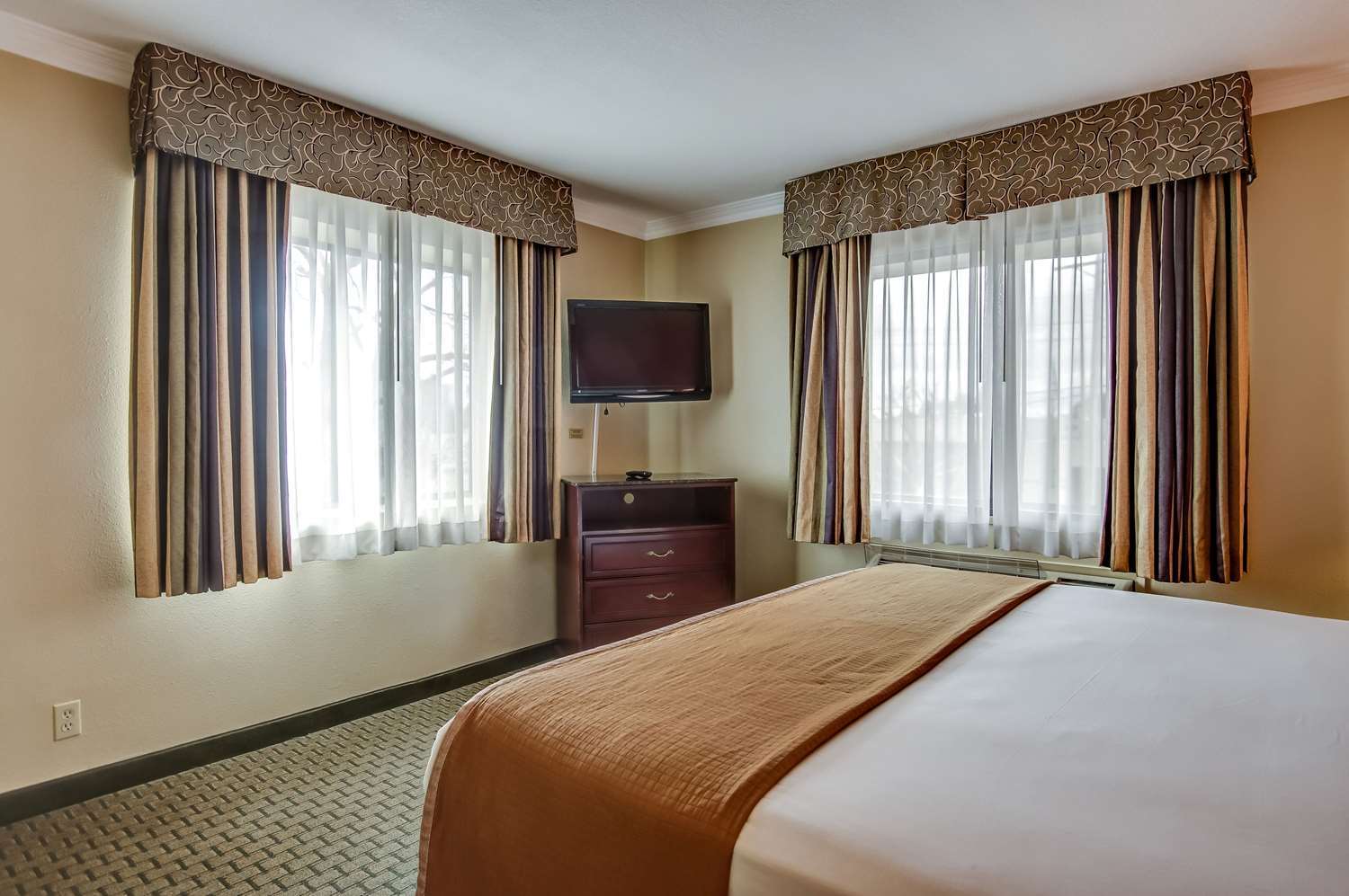 Howard Johnson By Wyndham Reseda Hotel & Suites Лос-Анджелес Экстерьер фото