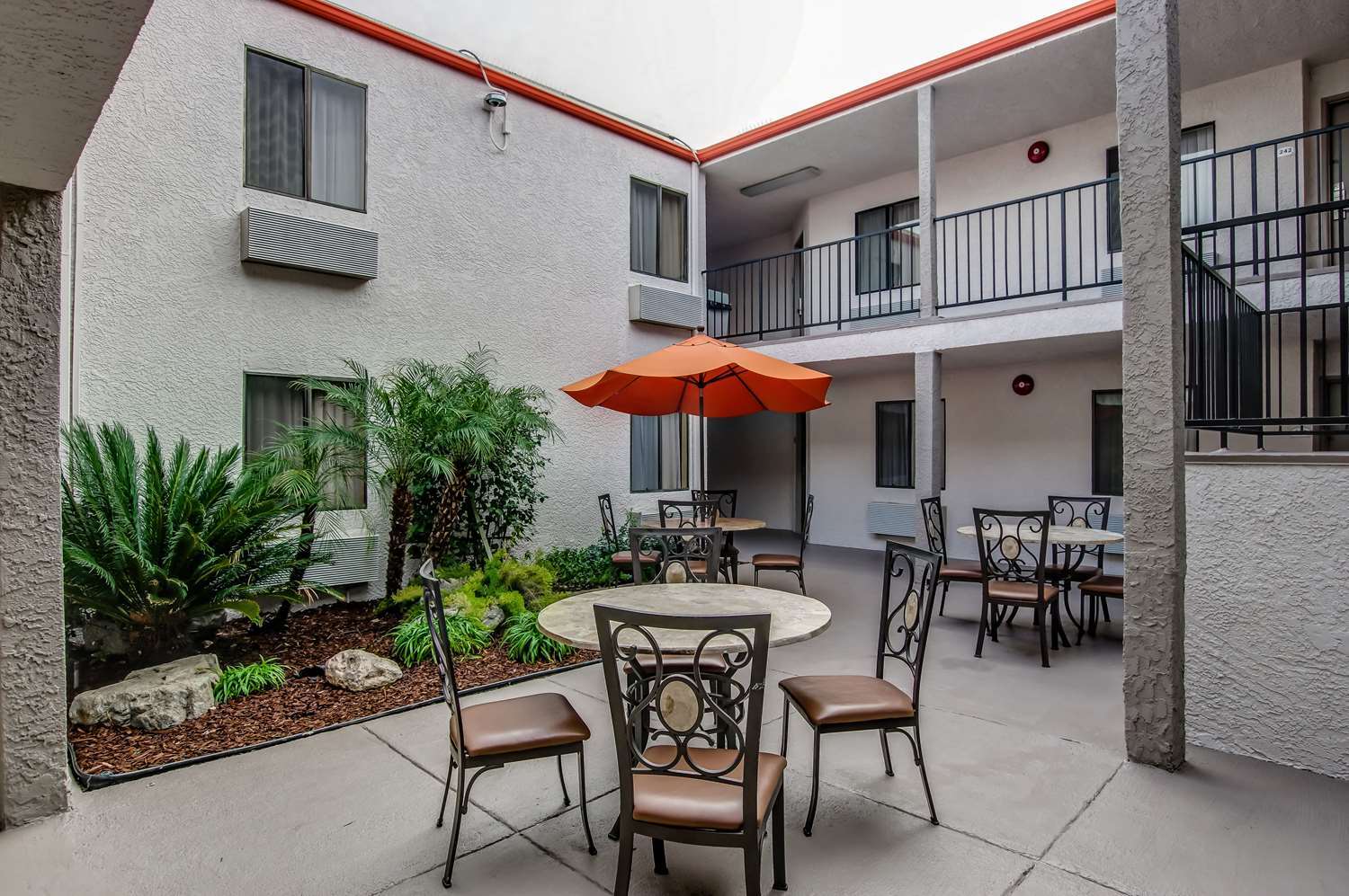 Howard Johnson By Wyndham Reseda Hotel & Suites Лос-Анджелес Экстерьер фото