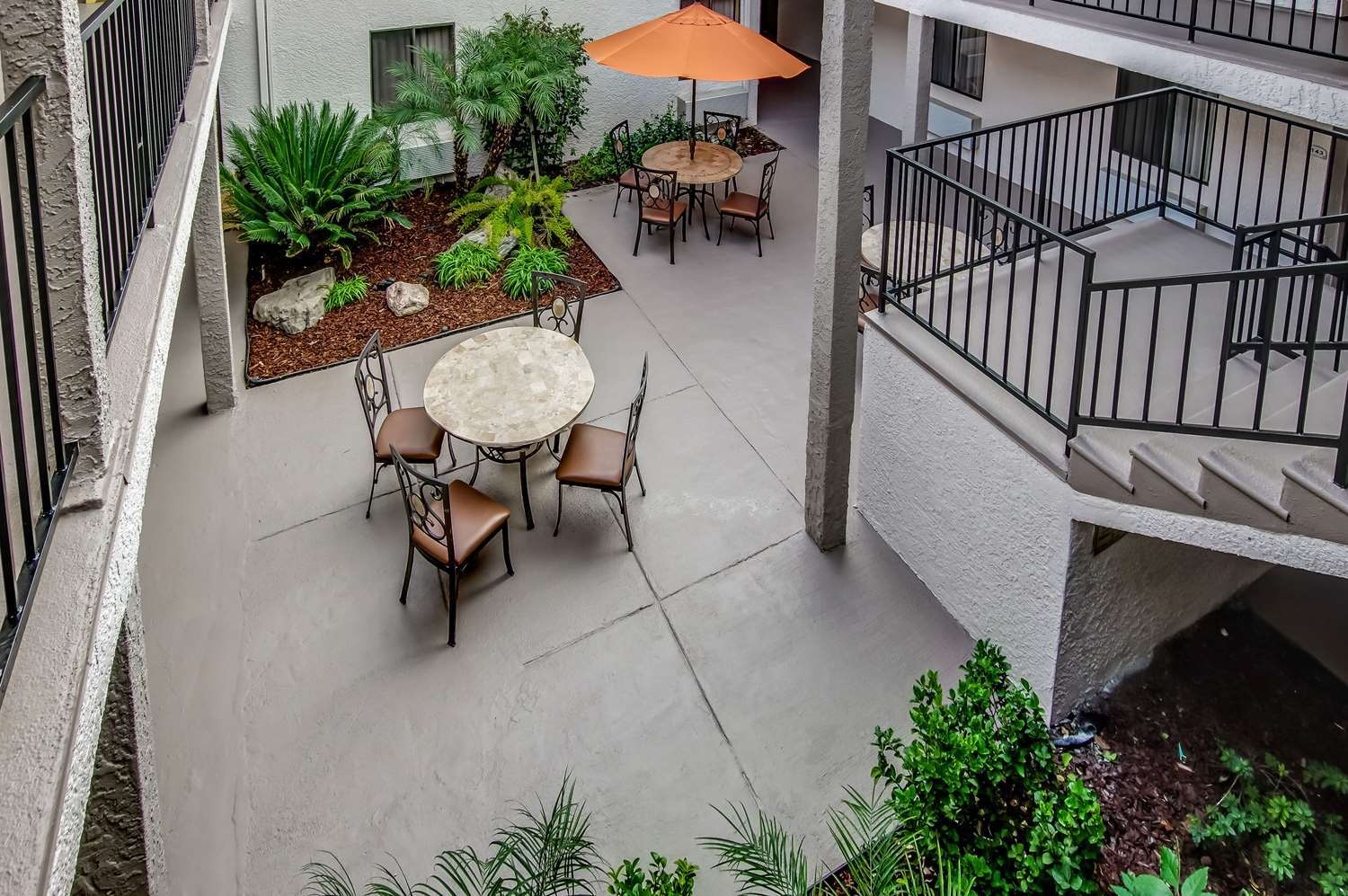 Howard Johnson By Wyndham Reseda Hotel & Suites Лос-Анджелес Экстерьер фото