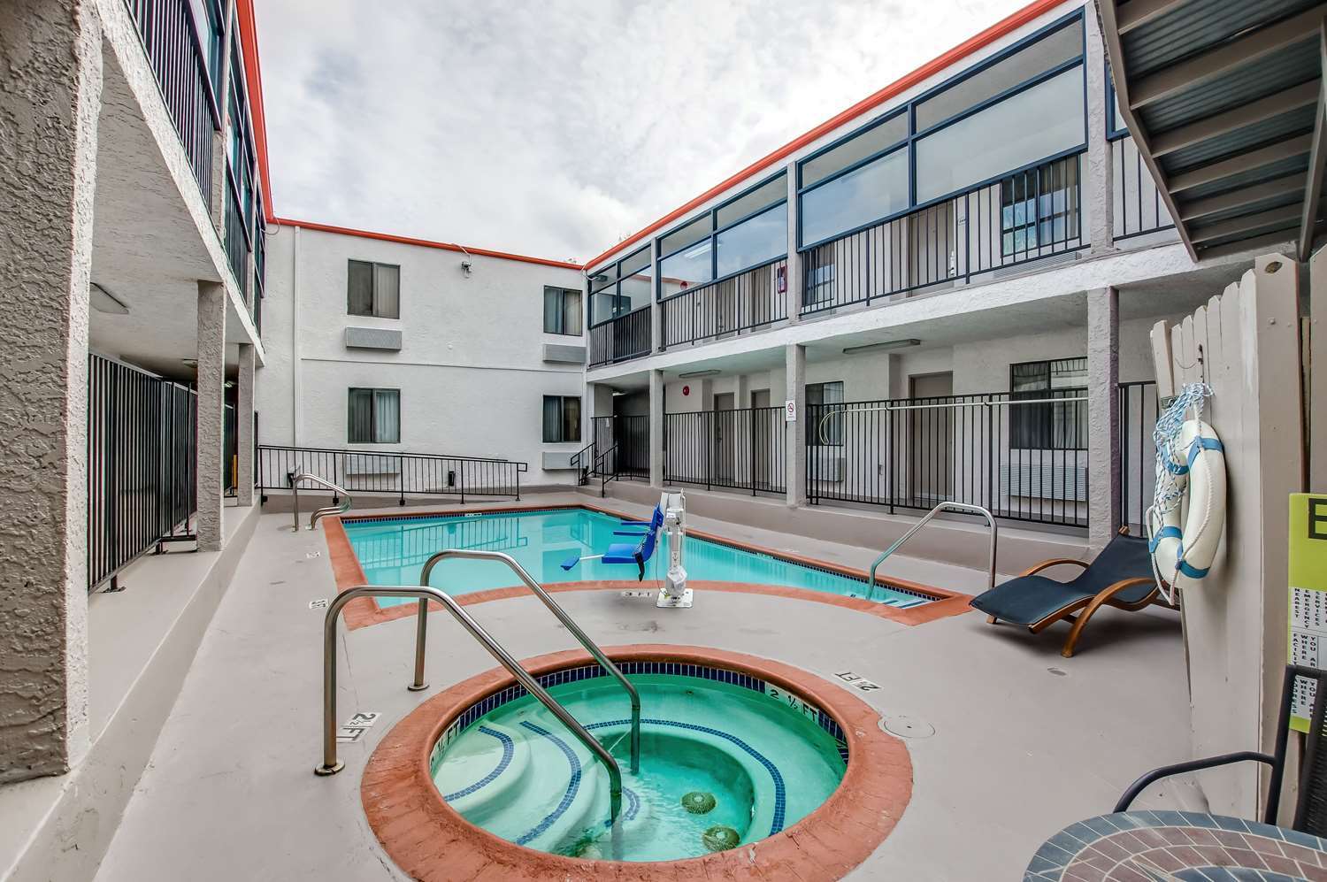 Howard Johnson By Wyndham Reseda Hotel & Suites Лос-Анджелес Экстерьер фото